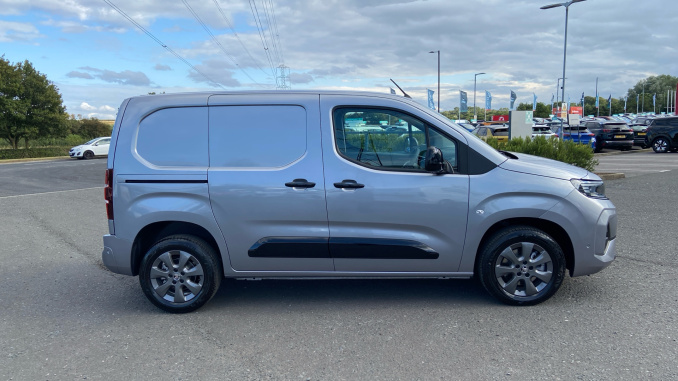 Vauxhall Combo Cargo Combo Diesel 1.5 Turbo D 100ps Pro H1 Van - Image 11
